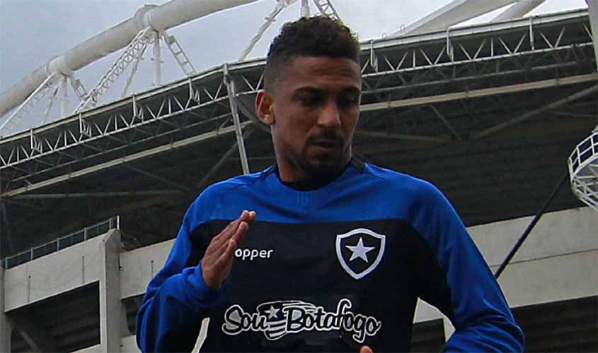 Atacante do Botafogo sofre parada cardíaca durante treinamento