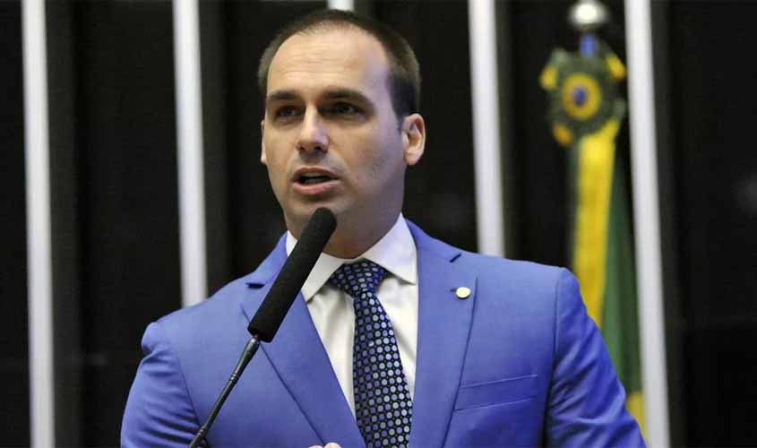 Vídeo de Eduardo Bolsonaro escorregando no inglês viraliza: “C… deu branco”
