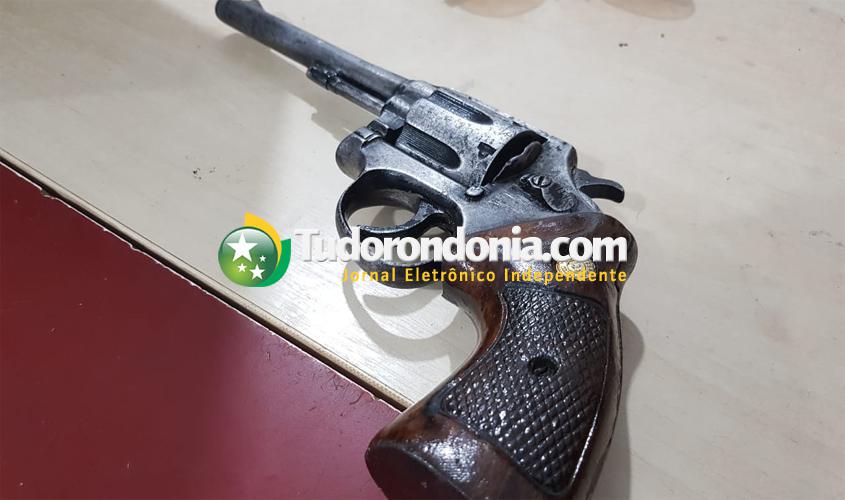 Em atitude suspeita, jovem é preso portando revólver