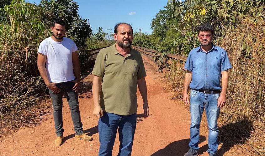 Laerte Gomes vistoria Linha 48 em Alvorada do Oeste e critica péssimas condições da estrada