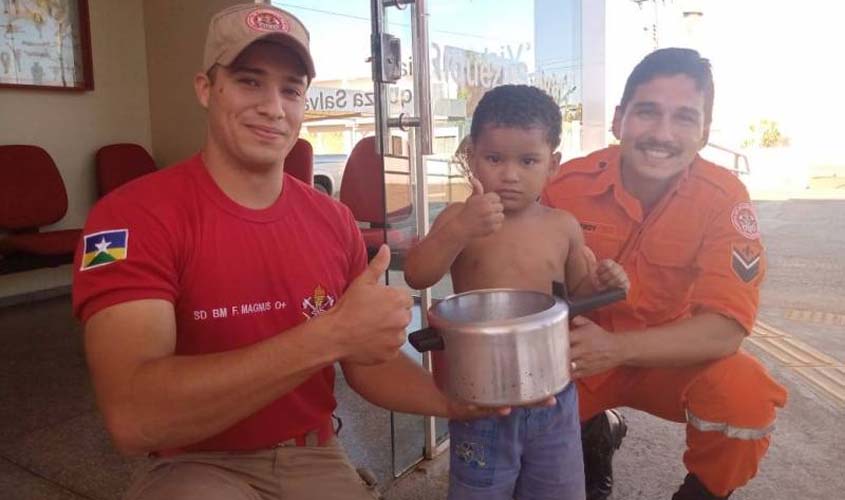 Criança de 3 anos prende panela de pressão na cabeça e é socorrido por Bombeiros