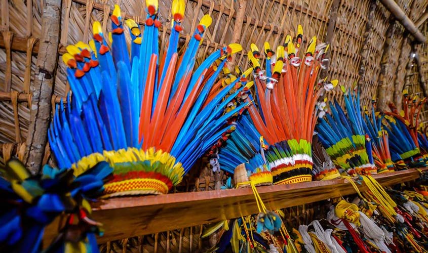 Símbolos: Uso do cocar reúne diferentes significados para os indígenas