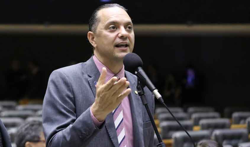 Comissão aprova projeto que garante a aluno autista o direito a material didático complementar