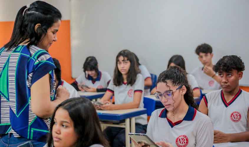 Falta de professores nas escolas leva Cláudia de Jesus a cobrar respostas da Seduc