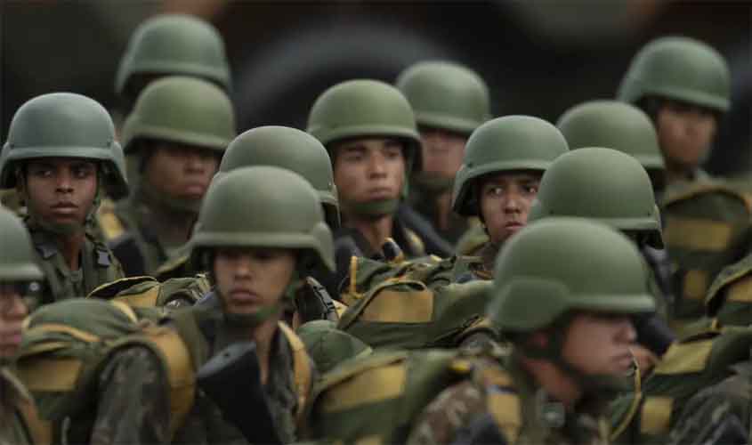 Senadores aprovam MP que aumenta vencimento de militares