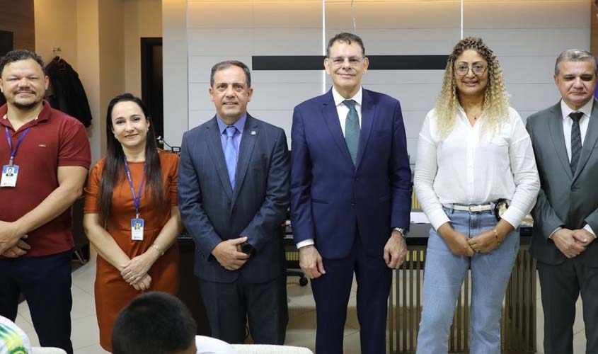 Adolescentes em medida socioeducativa visitam o TJRO