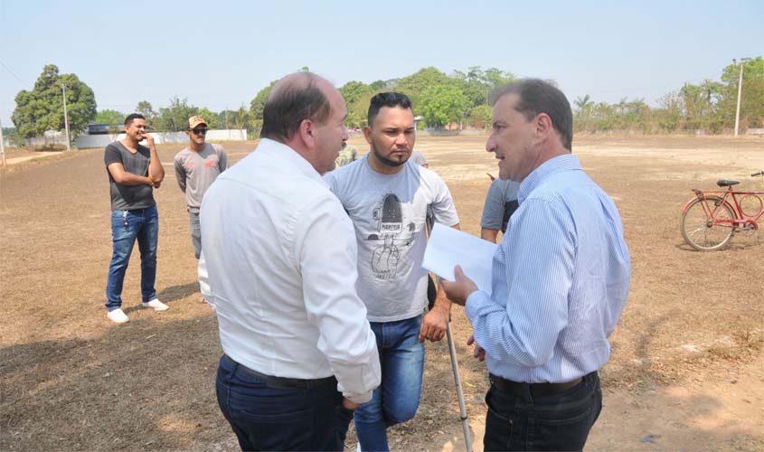 Prefeito visita espaços onde serão construídas academias