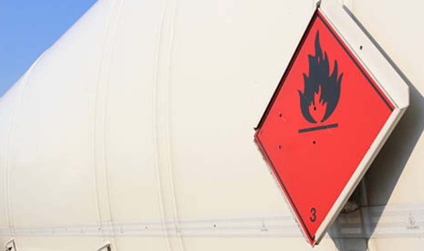 Motoristas terceirizados podem realizar operação de carregamento de caminhões-tanque