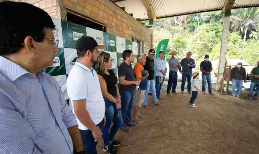 Produtores Rurais da Agrovila recebem 21 toneladas de calcário de emenda do deputado Marcelo Cruz
