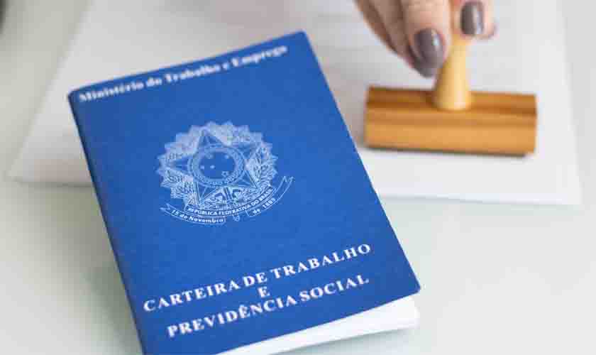 Empresa pagará multa se não anotar período de estágio como de emprego