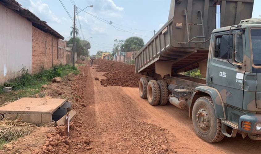 Máquinas a serviço da prefeitura avançam com obras de infraetrutura em bairros da capital