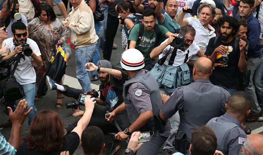 Projeto torna crime agressão a profissional de imprensa  