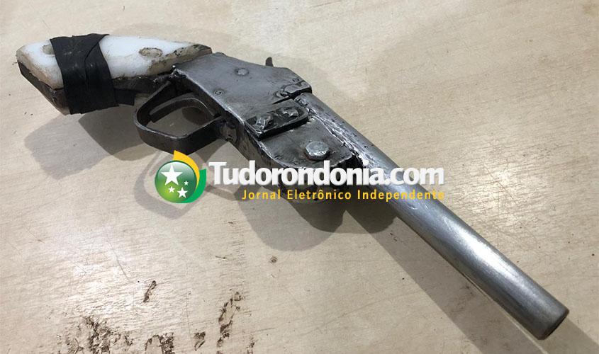 Polícia evita assaltos e apreende adolescente portando arma caseira na zona leste