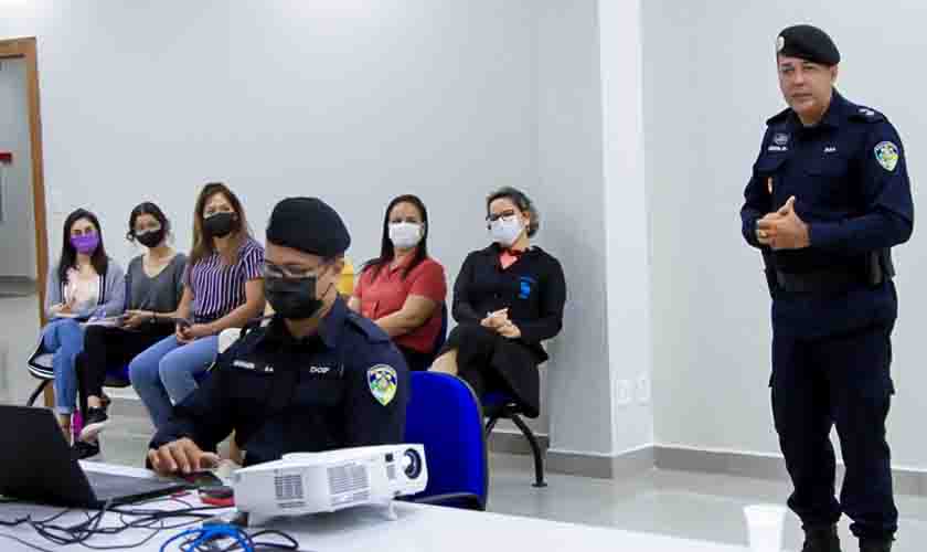 Policial Militar ministra palestra sobre importância da Libras no atendimento ao público