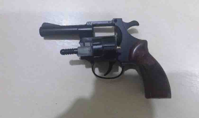 Polícia Militar apreende arma e prende suspeitos