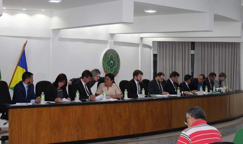 Vereadores autorizam o uso de R$ 4 milhões para prefeitura pagar salário de servidores