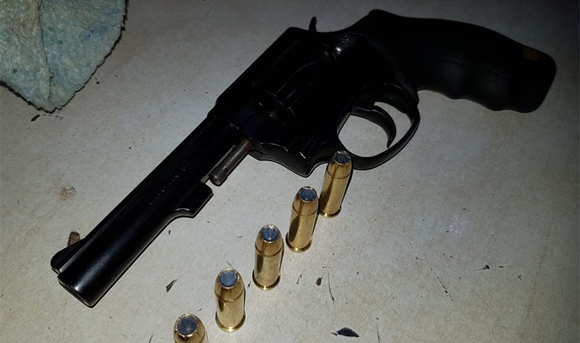 Polícia prende suspeitos portando revólver e com moto roubada