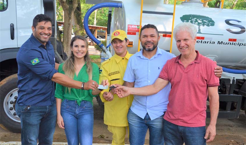 Secretaria de Meio Ambiente recebe caminhão pipa