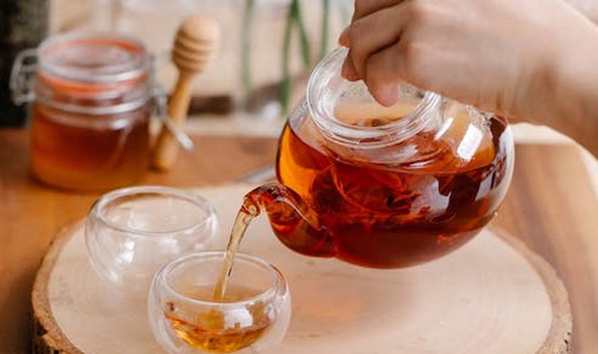 Chá para a menstruação: entenda efeito da bebida no ciclo menstrual