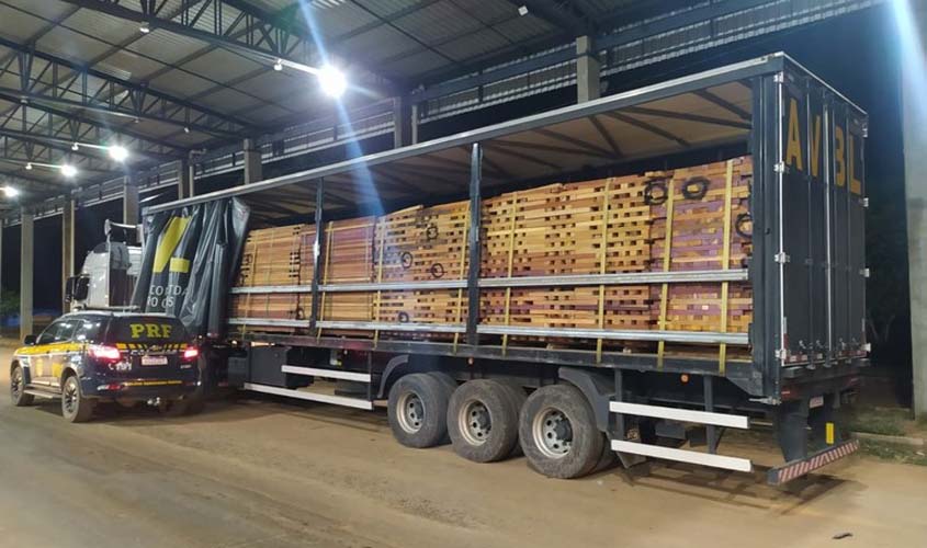 PRF identifica transporte irregular de madeira