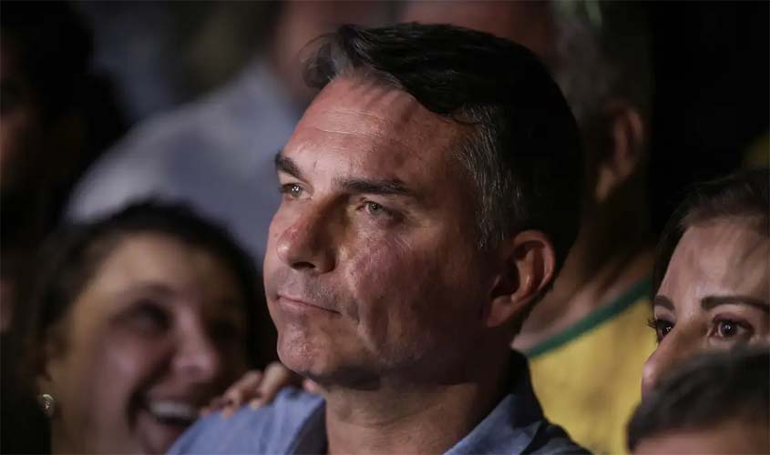 Flávio evita propostas e faz acusações sem provas em sabatina