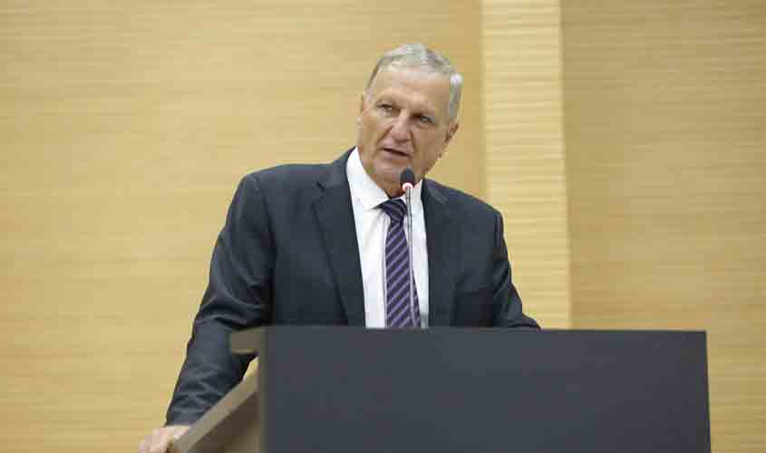 Adelino Follador critica a postura do secretário de Saúde do Estado diante da ameaça de greve dos servidores