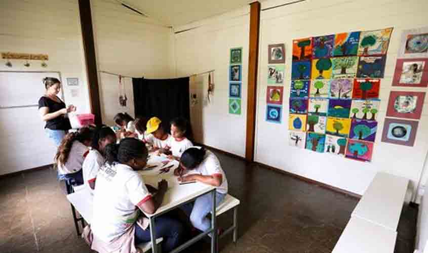 CNE publica resolução para assegurar matrícula de alunos estrangeiros em escolas públicas