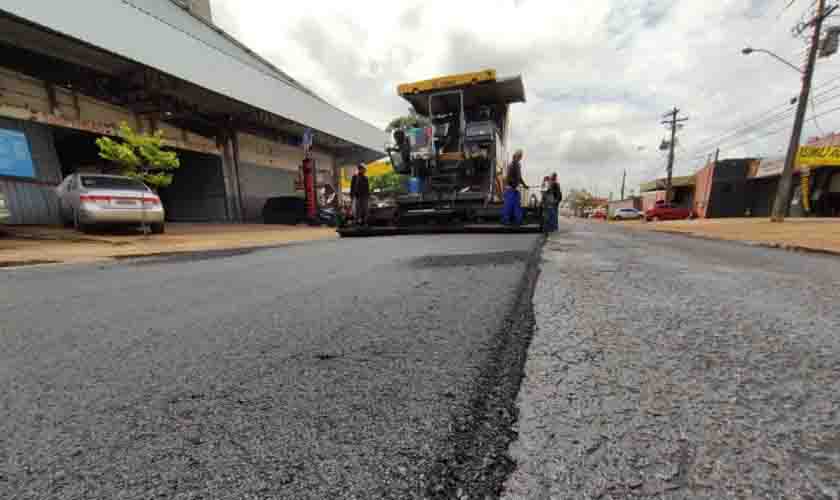 Equipes realizam o recapeamento da rua João Goulart em Porto Velho