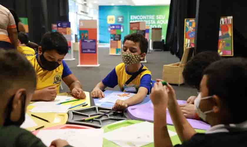 Estudantes da rede municipal visitam exposição “Racismo Sutil nas Palavras”