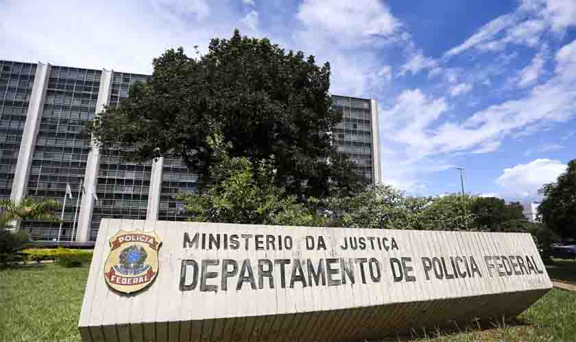 PF faz buscas em casa de jovem suspeito de defender ideais nazistas