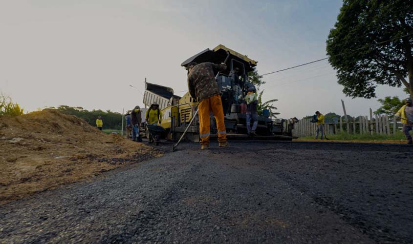Prefeito acompanha conclusão das obras de drenagem e pavimentação no bairro Nova Esperança