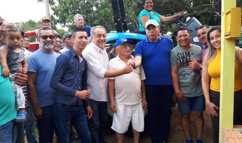 Secretário entrega equipamentos para Associação na Bacia Leiteira