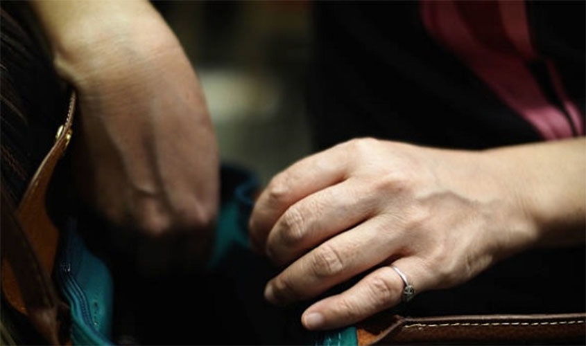 Supermercado consegue excluir condenação por revista de bolsas e sacolas sem contato físico