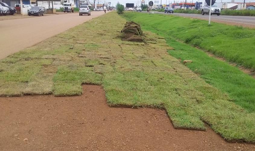 Semi alerta motoristas para quenão estacionem em cima de gramas