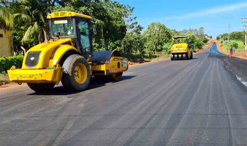 Trechos da rodovia 010 recebem nova capa asfáltica de Rolim de Moura ao distrito de Migratinópolis