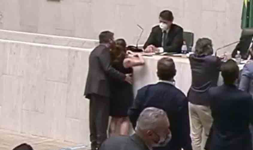 Deputado Fernando Cury assedia e apalpa Isa Penna dentro da Assembleia Legislativa (vídeo)