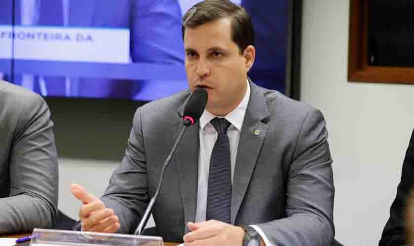 Comissão aprova limite de duas horas para banho de sol de preso 