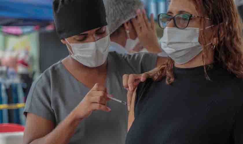 Vacinação contra a covid acontece na Sete de Setembro neste domingo (19)