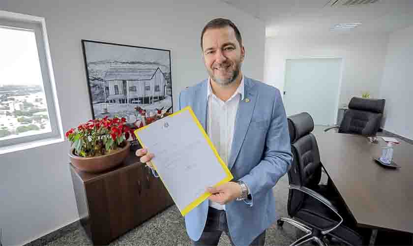 Deputado Alex Redano promulga Lei que institui o Refaz 2021
