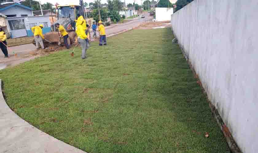 Semosp faz jardinagem no prédio da UPA