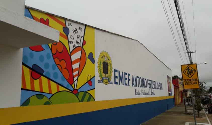 No período de férias, escolas municipais são reformadas e adotam pintura estilo Romero Brito