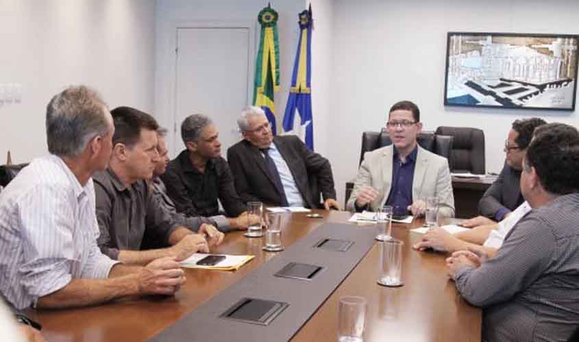 Atenção aos municípios é a palavra de ordem do governador durante reunião com Arom
