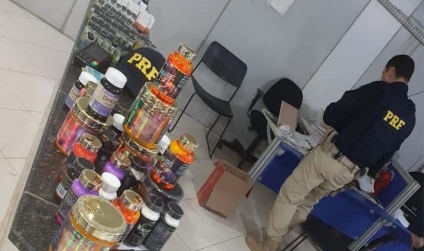 PRF apreende anabolizantes, arma de fogo e prende foragido