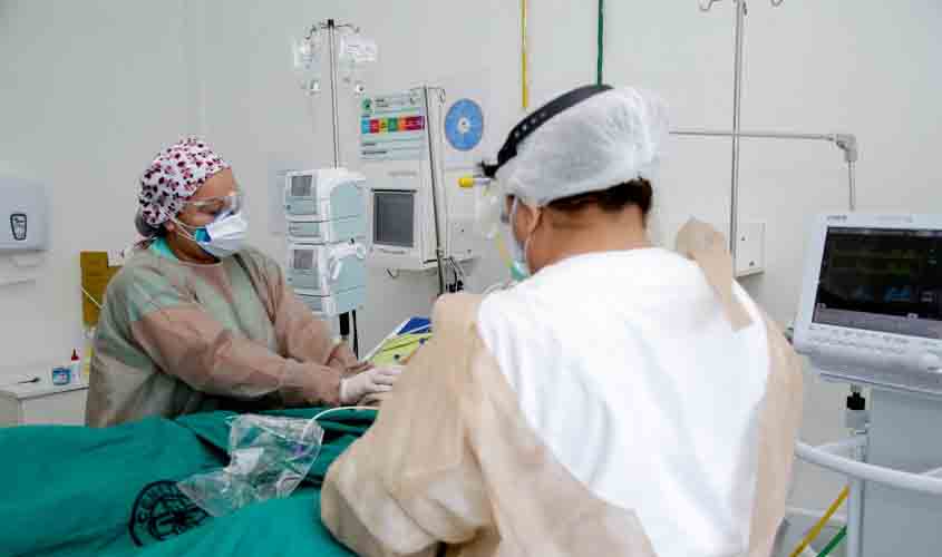 Aprovado projeto do Executivo que cria adicional para médicos que atuam no combate à Covid-19