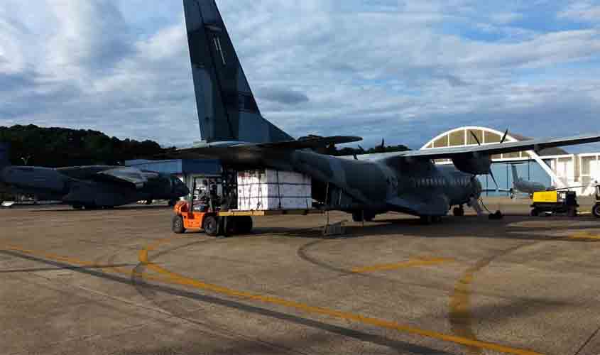 Aviões da FAB iniciam transporte de vacinas aos estados