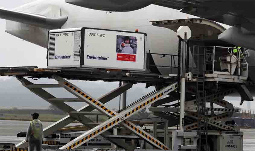 Vacinas contra Covid-19 começam a ser distribuídas