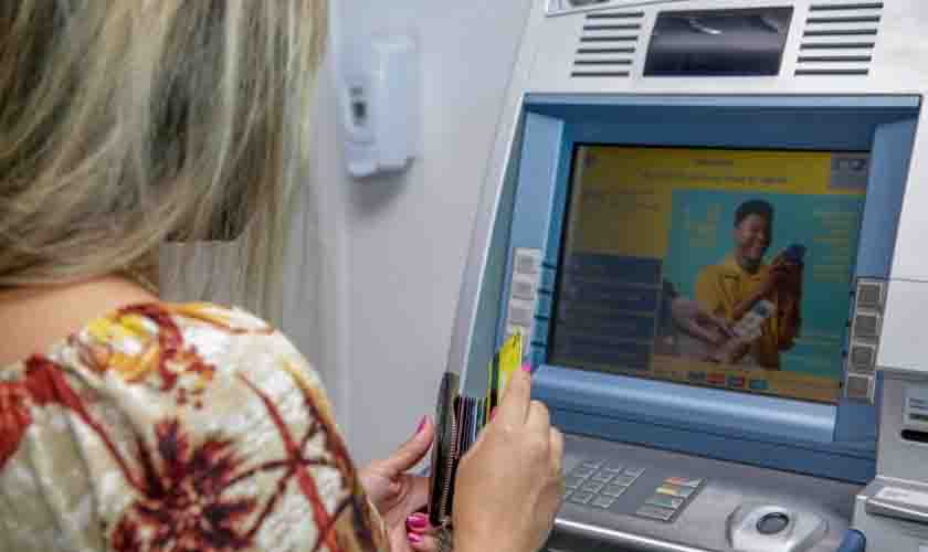 Segunda parcela do abono salarial para profissionais da Educação vai ser paga na folha de janeiro