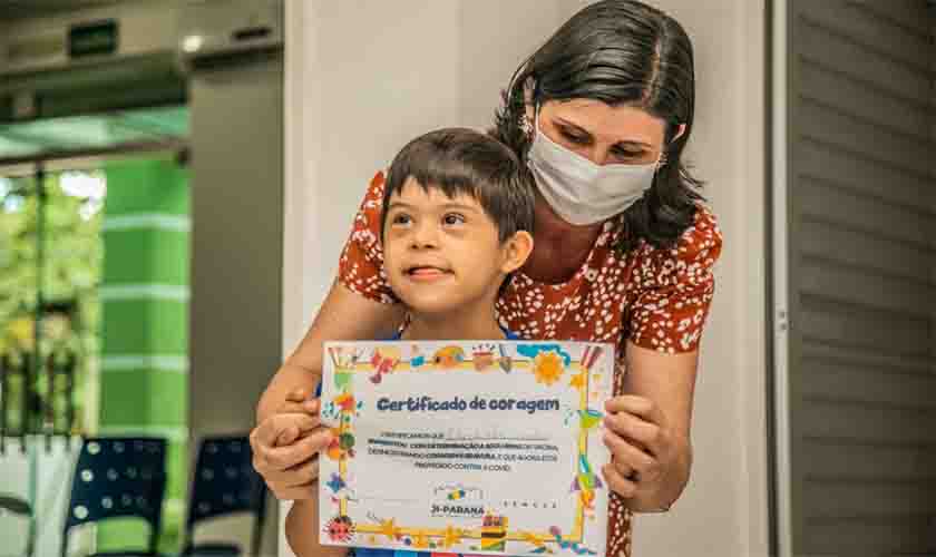 Vacina a primeira criança contra a Covid-19