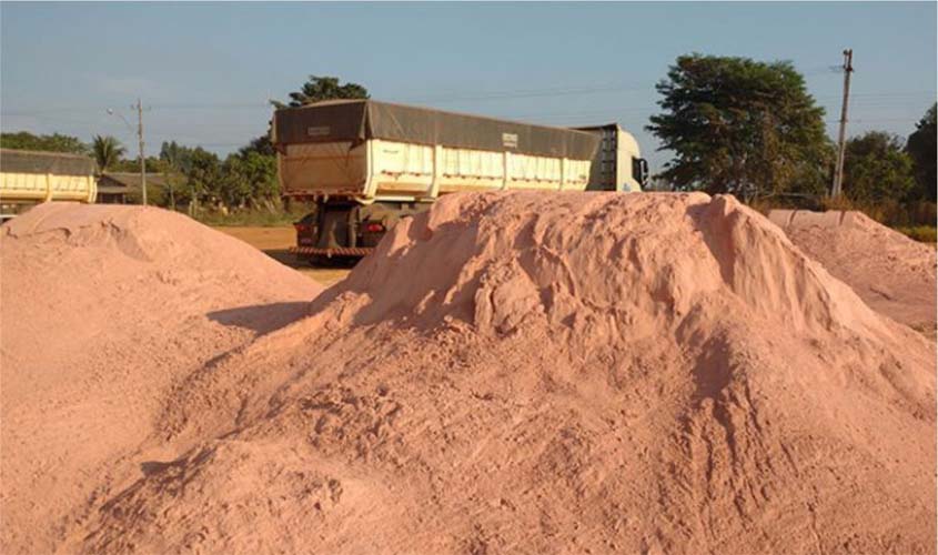 Prefeitura de Rio Crespo recebe R$ 100 mil para transportar calcário aos produtores rurais