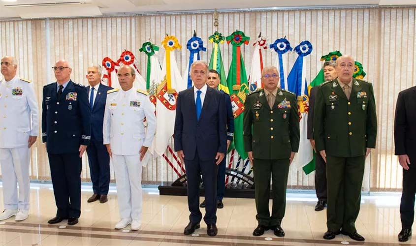 Gradualismo e “almoço com generais” são respostas desastrosas de Múcio para a questão militar